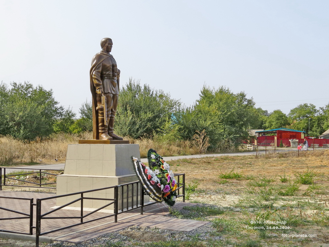 Братская могила воинов,погибших при освобождении хутора в январе 1943 года