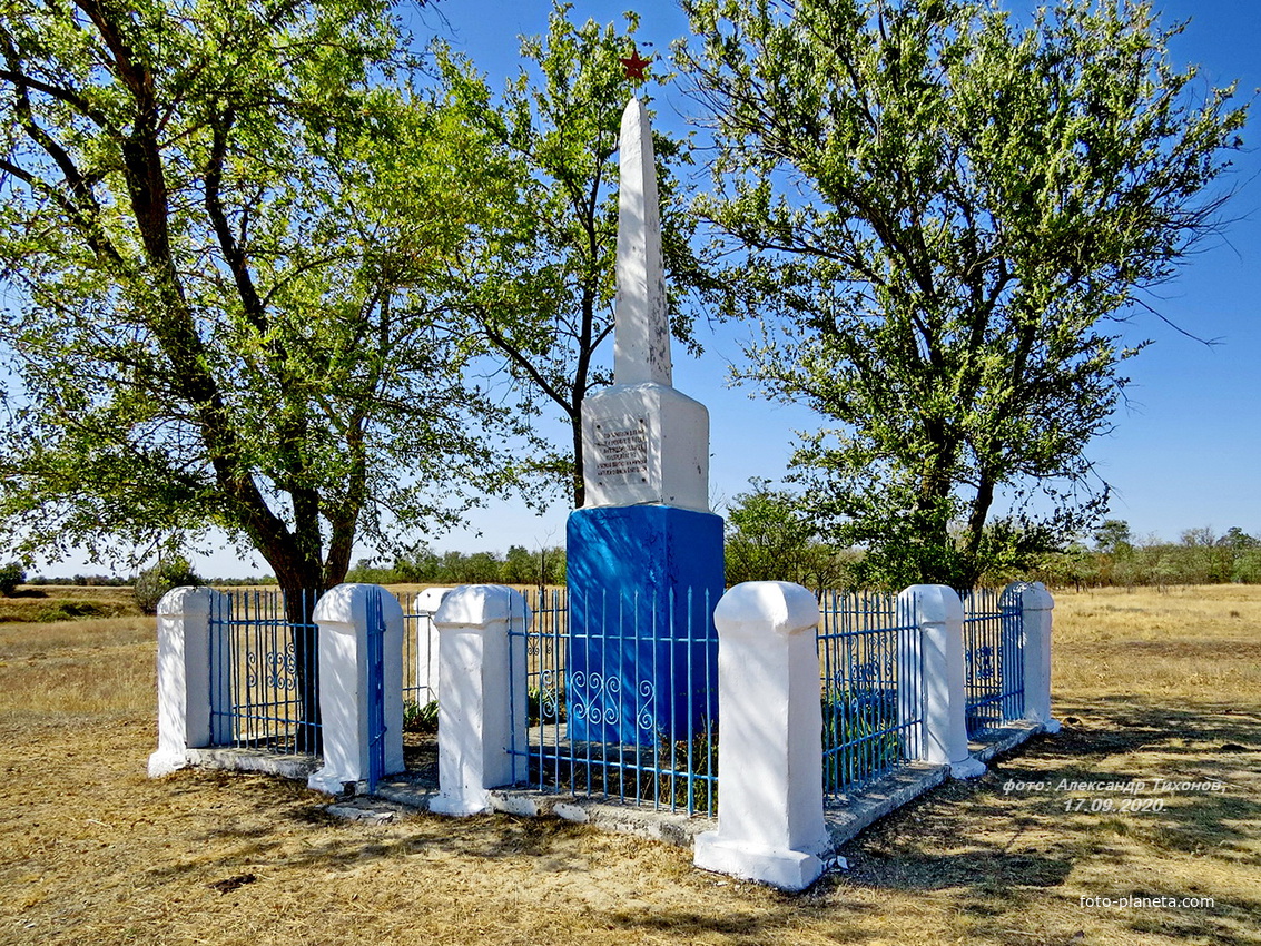 Станица буденновская ростовская область. Мемориальный комплекс пролетарск ростовская. Ростовская область пролетарский район станица буденновская школа-30. Мемориал на братской могиле пролетарск. Станица буденновская ростовская область.