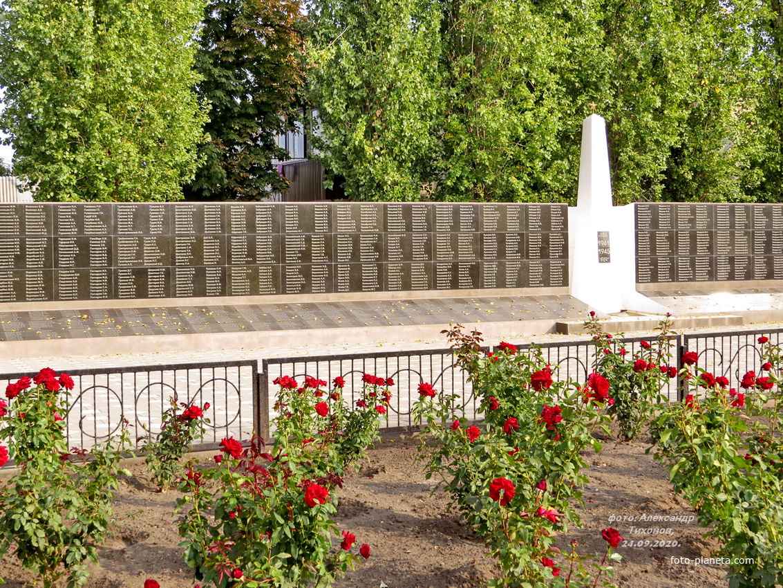 Мемориал, братская могила воинов ВОВ, погибших в боях за станицу