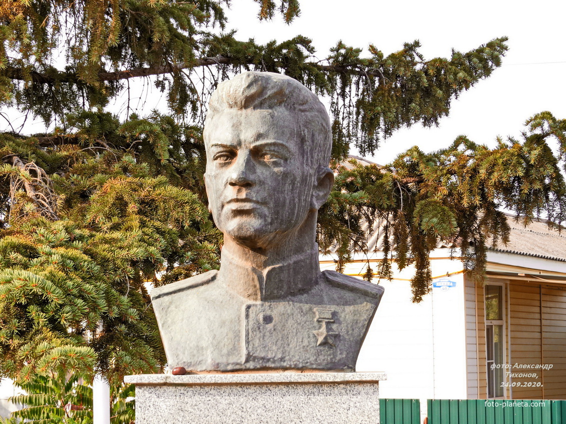 Памятник -бюст Герою Советского Союза Банову И.Н.