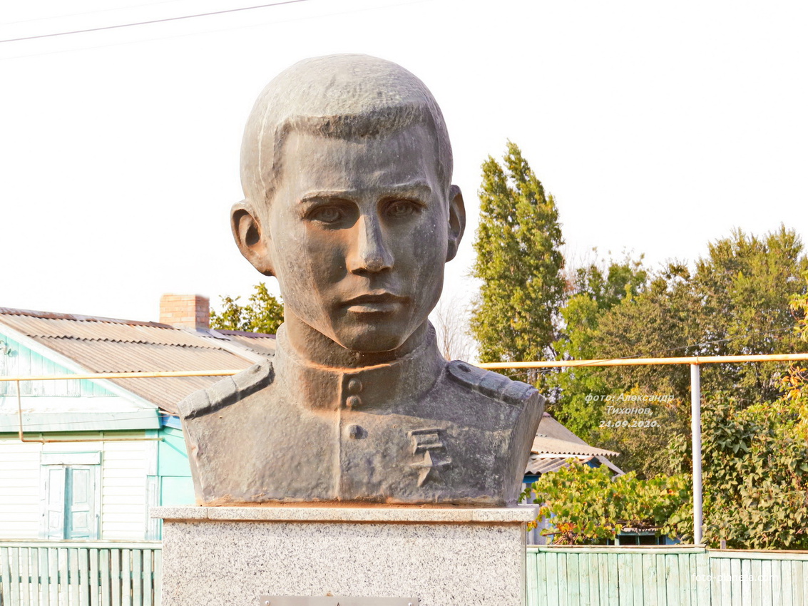 Памятник -бюст Герою Советского Союза Воронину И.Н.