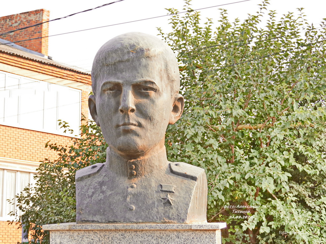 Памятник -бюст Герою Советского Союза Дудыкину Е.П.