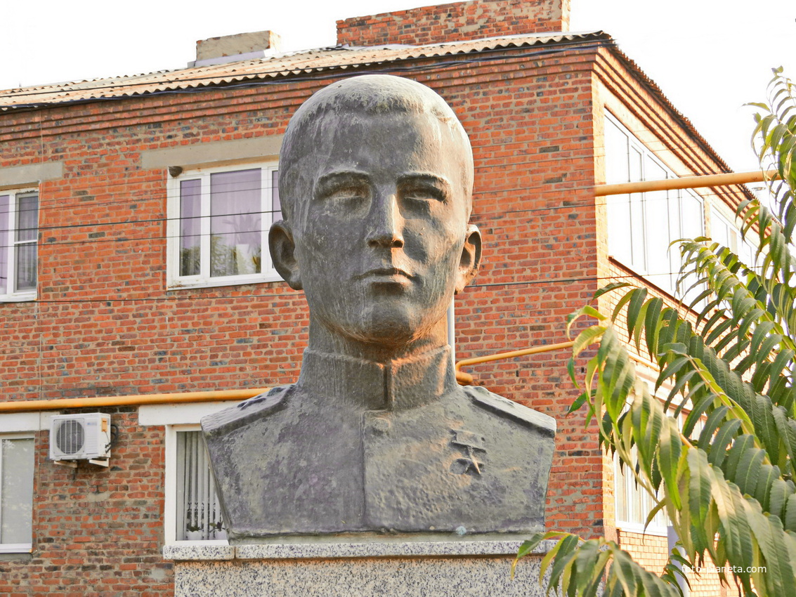 Памятник -бюст Герою Советского Союза Спивакову А.Г.