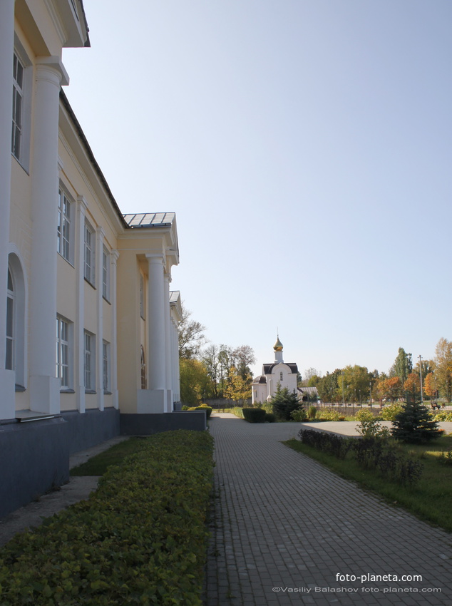 Вид от Православной гимназии на часовню Александра Невского и Даниила Московского