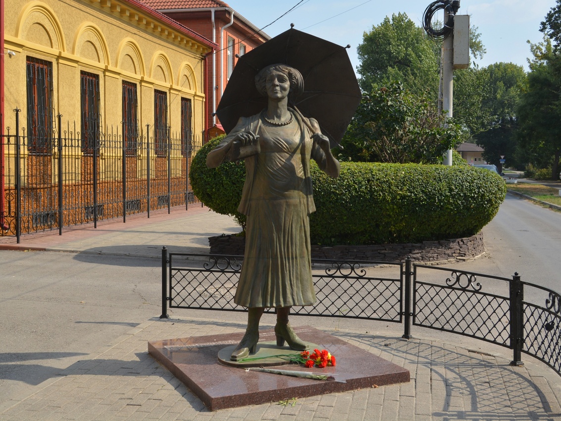 Таганрог. Памятник Фаине Раневской.