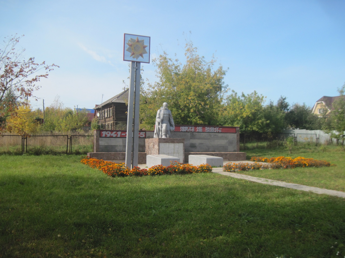 Мемориал погибшим землякам на территории Гольянской СОШ.