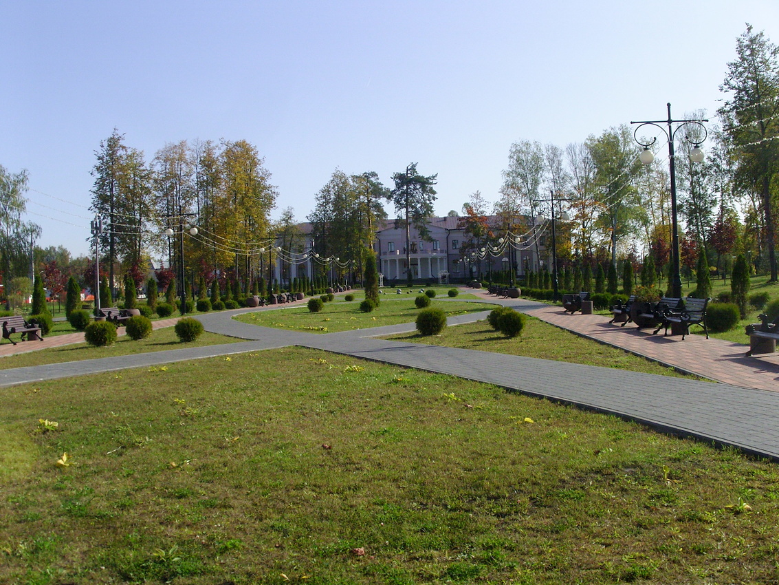 Панорама центральных аллей курорт-парка с видом на ДК Косякова.