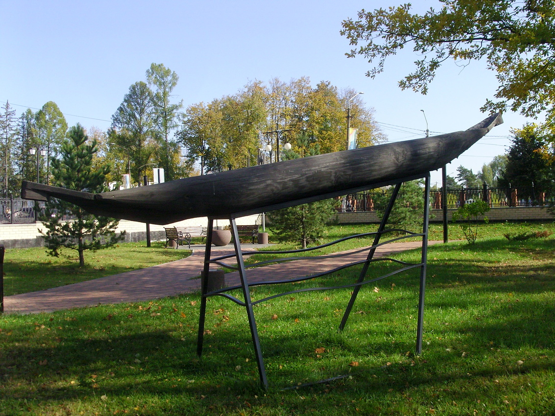 Чёрная лодка-долблёнка в культурно-рекреационном парке &quot;Крестов Брод&quot; (Мещерская технология её изготовления - одна из древнейших на Земле, дошедшая из глубин тысячелетий до наших дней).