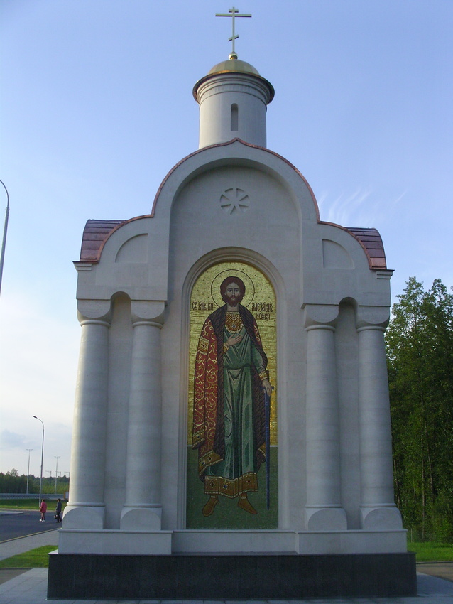 Придорожная часовня-киот на 561км трассы М-11 с мозаичным образом святого благоверного князя Александра Невского покровителя Новгородской земли.