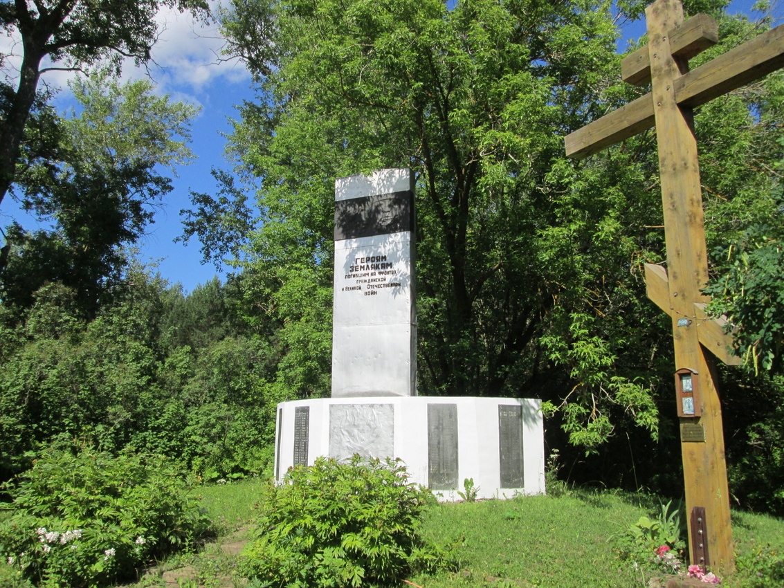 Памятник погибшим землякам в Сосновке.