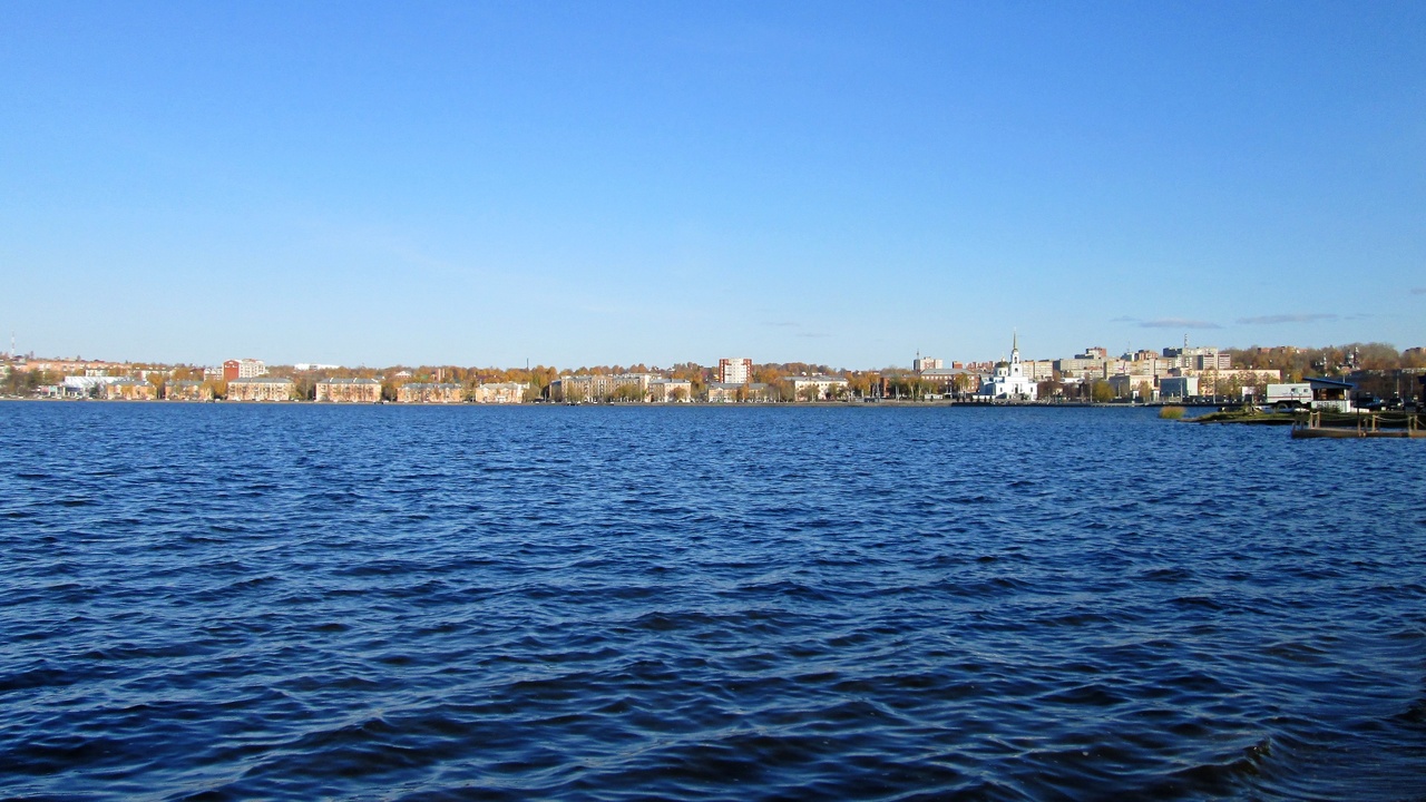 Вид на Воткинск с дамбы пруда.