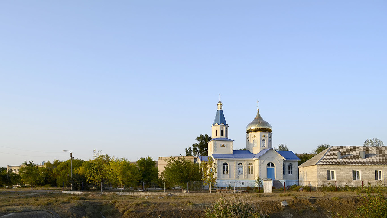 Церковь Казанской иконы Божией Матери. пос. Ударный со стороны ГЭС-2