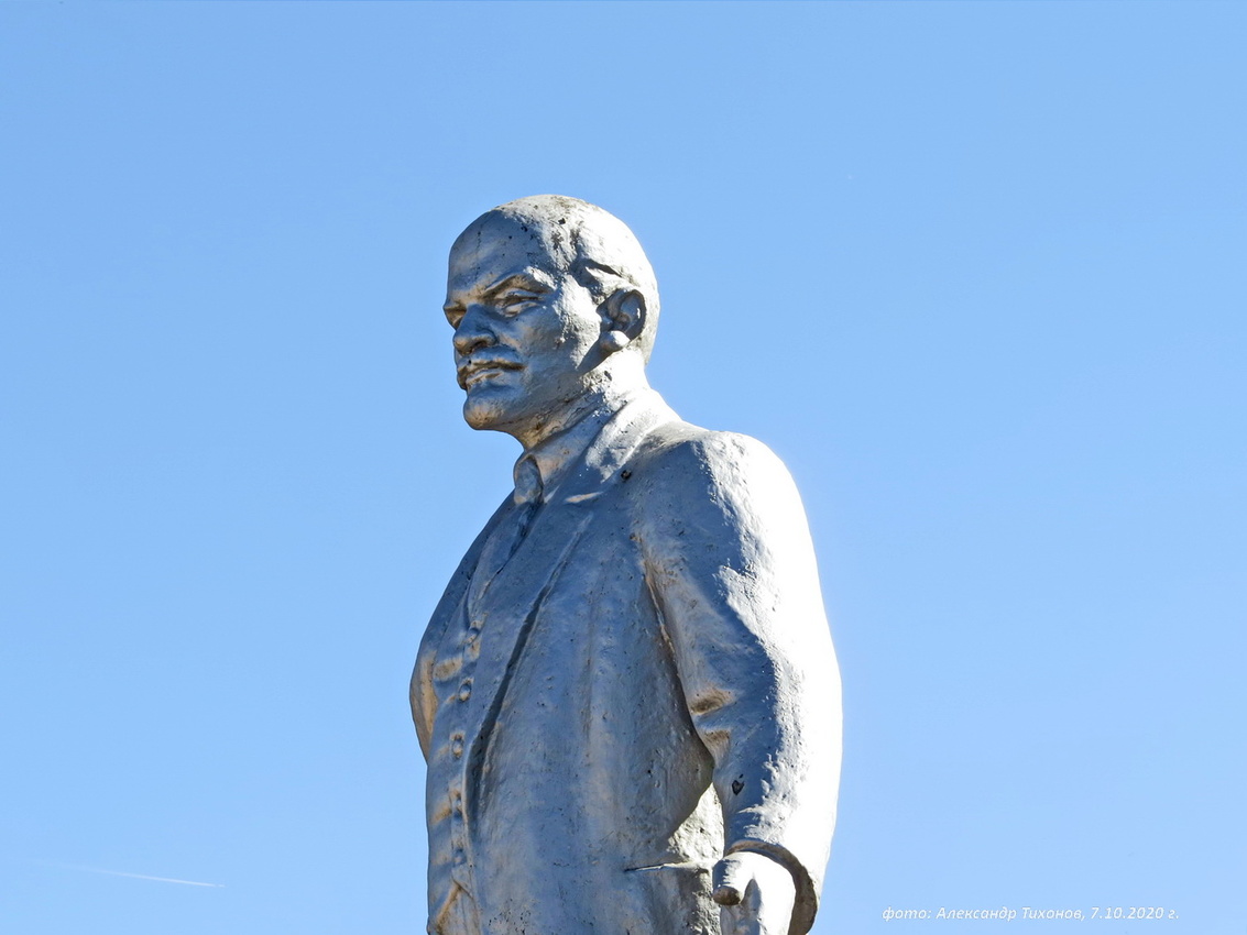 Памятник Ленину у здания администрации района