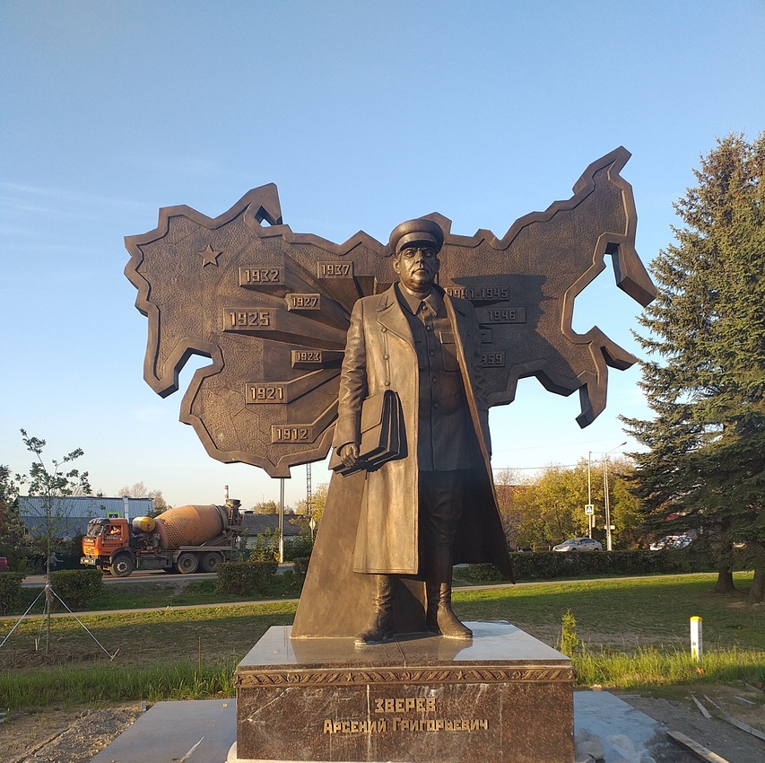 Памятник народному комиссару финансов СССР Арсению Звереву в Клину