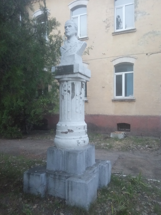 Памятник изобретателю радио А. С. Попову.