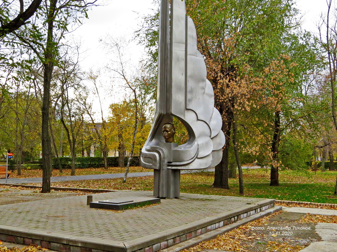 Памятник летчику Виктору Самуиловичу Лецко (1951—1978), заслуженному мастеру спорта СССР, абсолютному чемпиону мира, Европы и СССР по высшему пилотажу, трагически погибшему 13 августа 1978 года, во время тренировочного полёта.