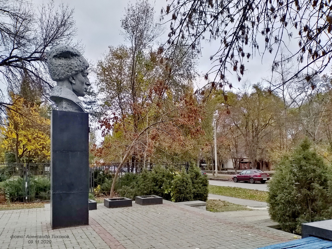 Памятник Б.М.Думенко. Борис Мокеевич Думенко (1888–1920) — командир конного корпуса Красной армии во время Гражданской войны, организатор кавалерийских частей.