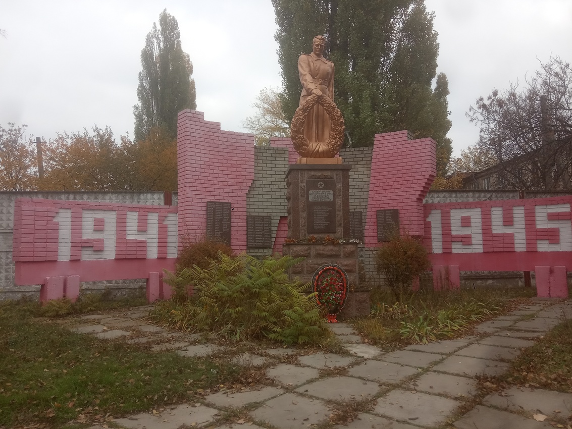 Памятник Великой Отечественной в жилом массиве Лоцкаменка (Лоцманская Каменка).