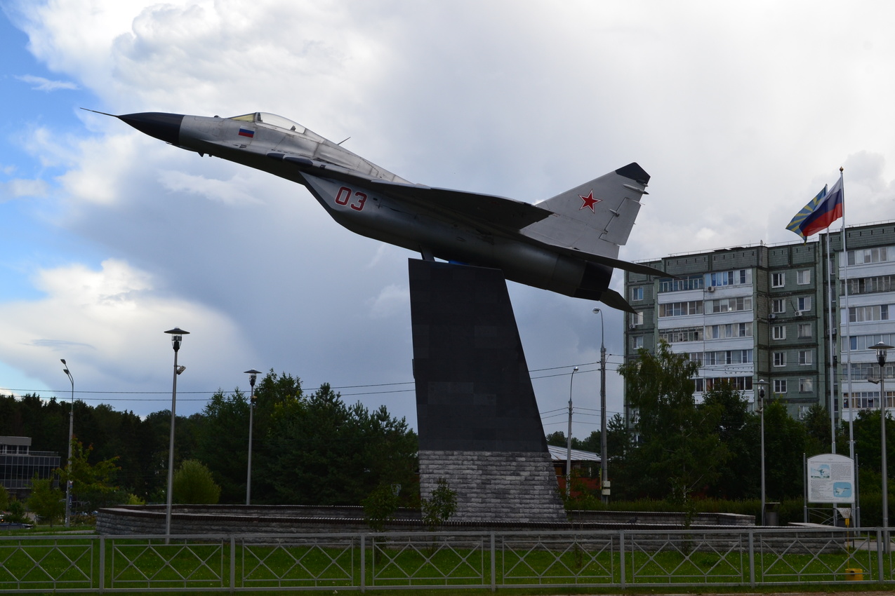 МиГ-29. Памятник установлен в честь увековечивания авиаторов , защищавших Родину во время Великой Отечественной войны, а также привнесших свой вклад в процветание Отечества в мирное и послевоенное время