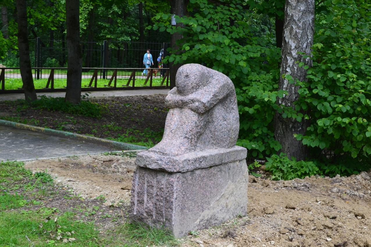 Каменная скульптура в городском парке. Город Обнинск