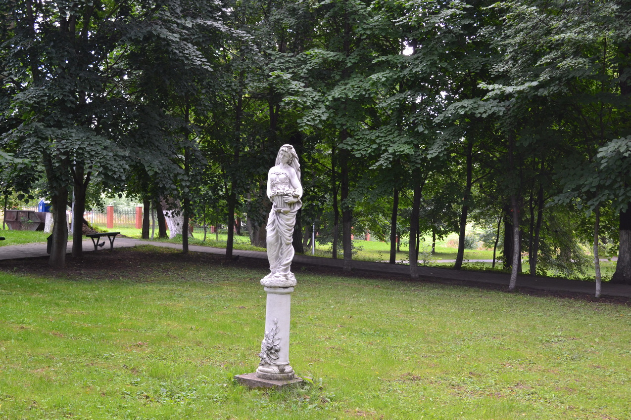 Скульптура женщины. Парк усадьбы  Белкино