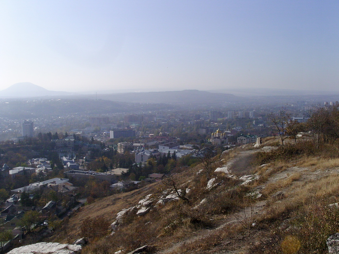 Вид на Пятигорск с площадки у беседки Эолова Арфа