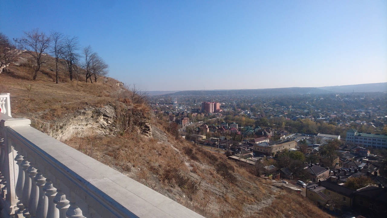 Вид на город с лестницы Нагорного парка к вершине горы Горячей