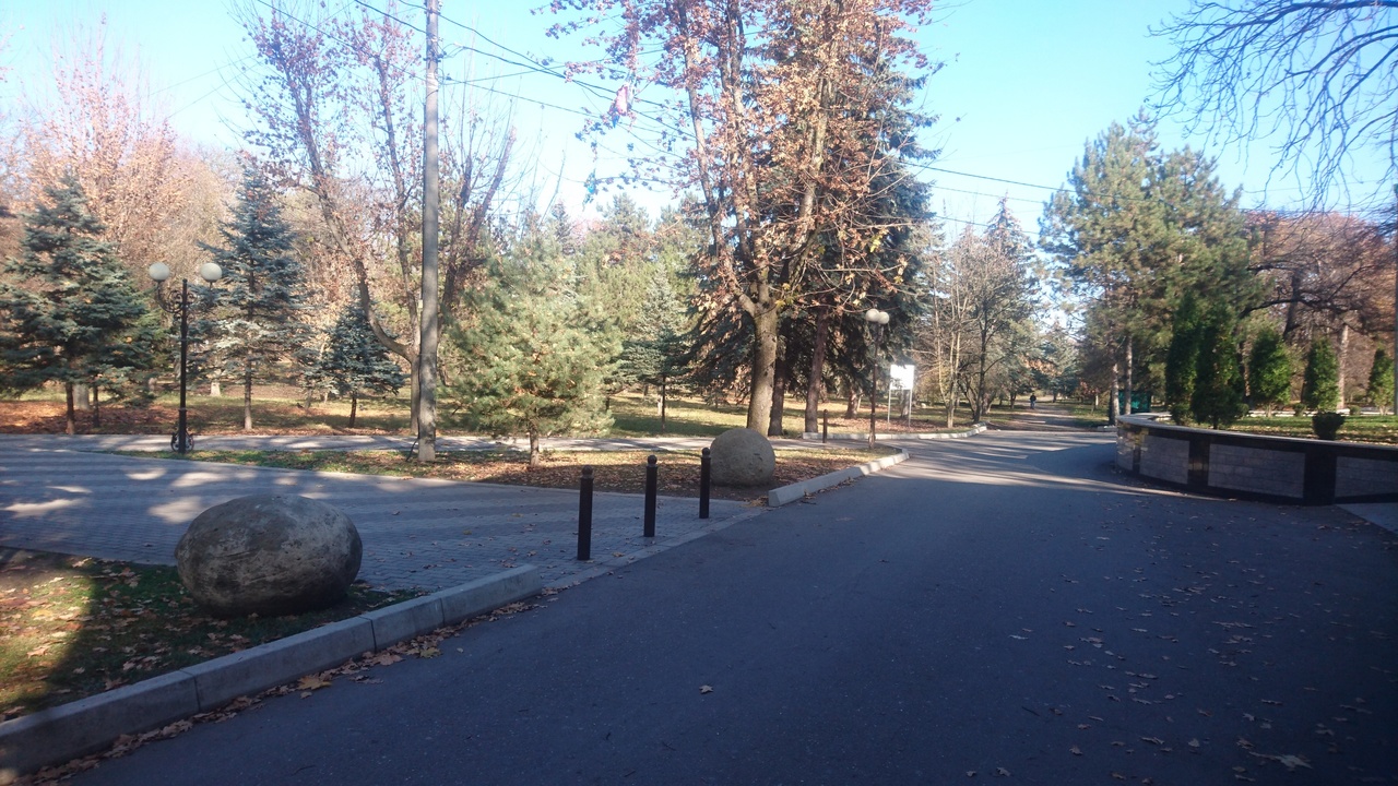 В Атажукинском саду