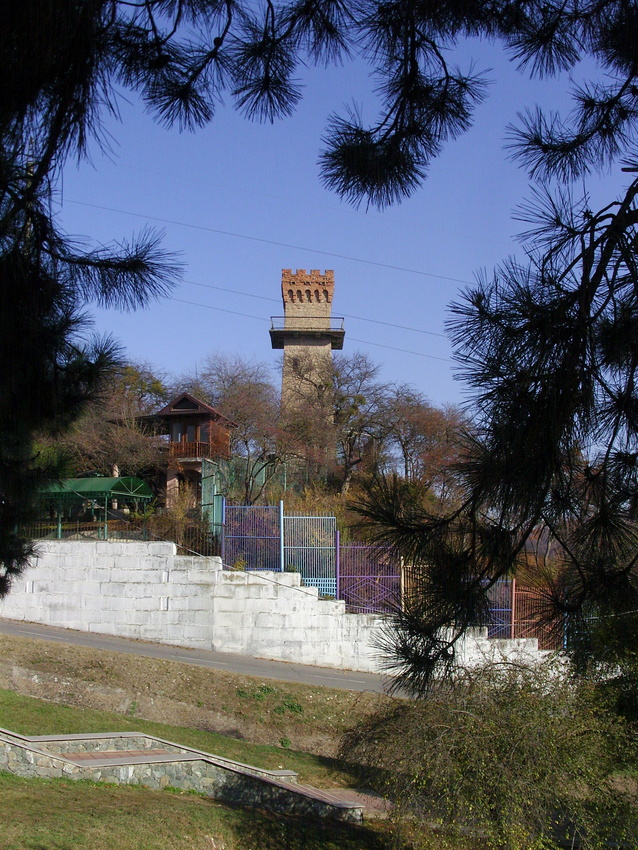 Сторожевая башня (башня влюблённых) в Атажукинском саду