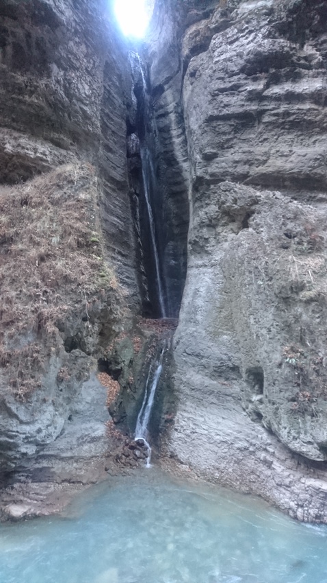 Один из водопадов с одноимённым названием &quot;Девичьи слёзы&quot; перед большим каскадом водопадов в Чегемском ущелье