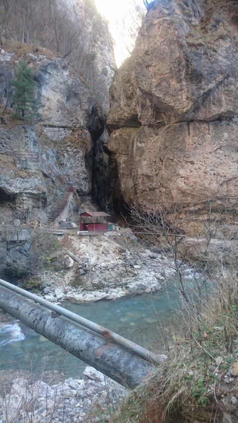 Одна их боковых расщелин в Чегемском ущелье около каскада водопадов