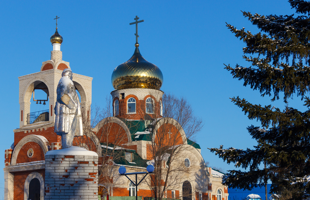 Памятник Ленину и церковь в Сорокино