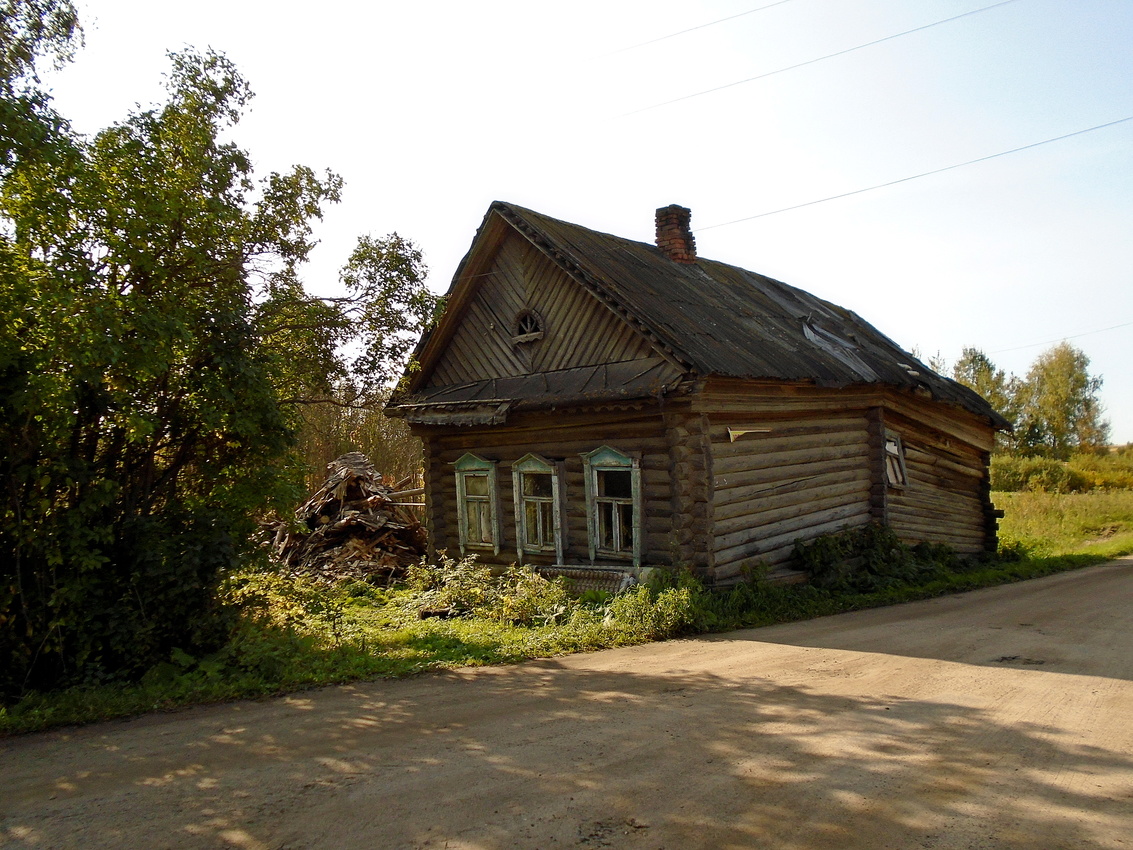 Старый дом у дороги.
