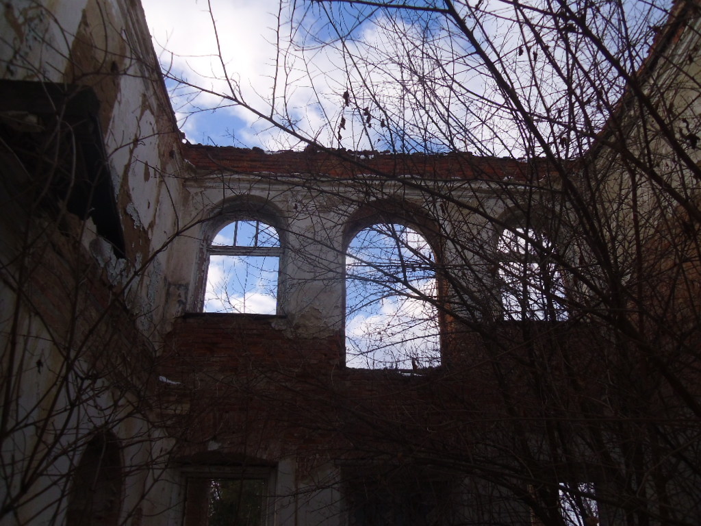 Внутри развалин дворца Винберга