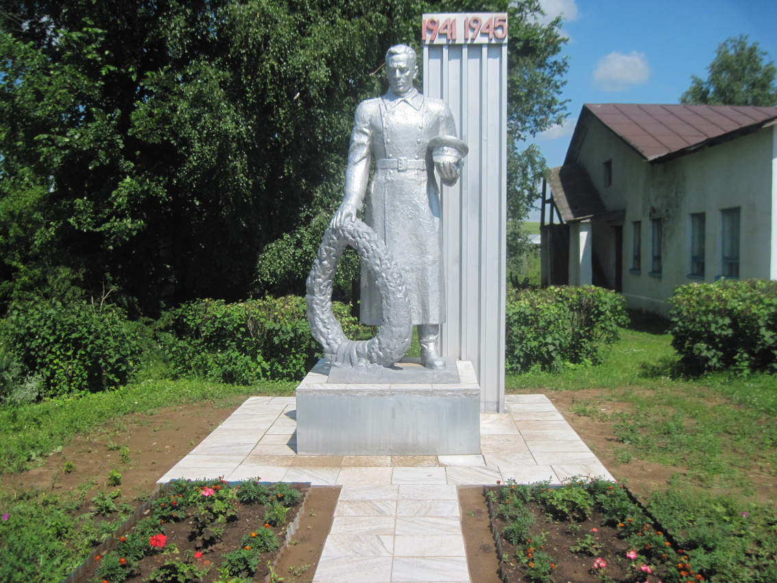 Памятник на территории СДК.