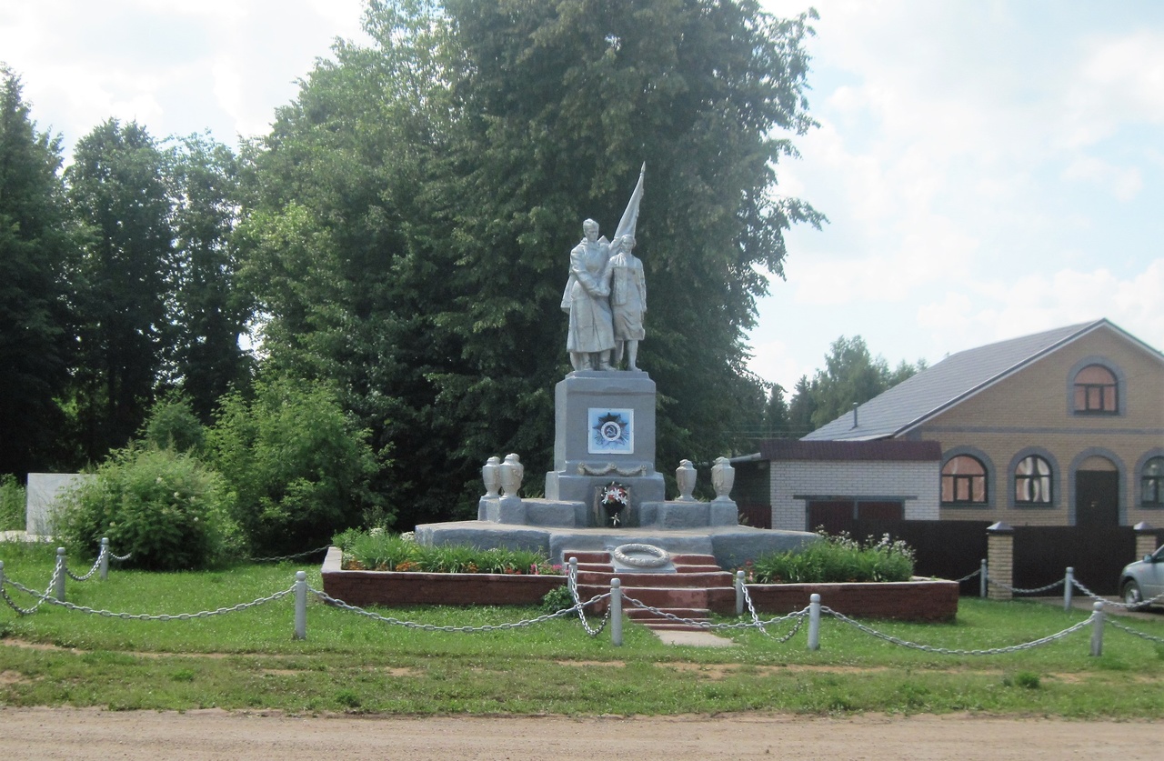 Памятник на перекрёстке улиц Садовая и Советская.