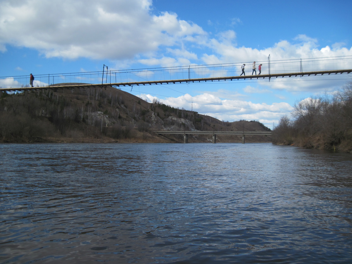 Автомобильный и пешеходный мост через реку Сылва.
