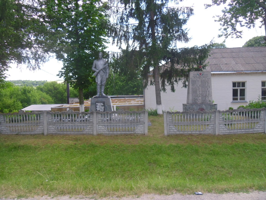 Памятник освободителям села и обелиск односельчанам погибших на войне.