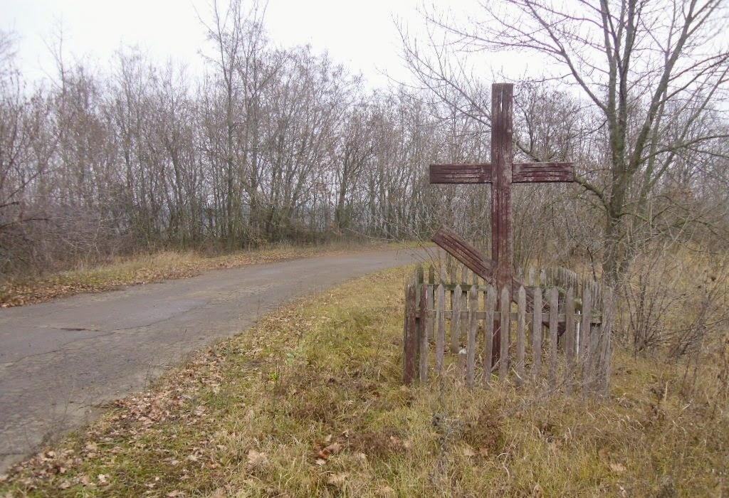 Крест у дороги перед селом.