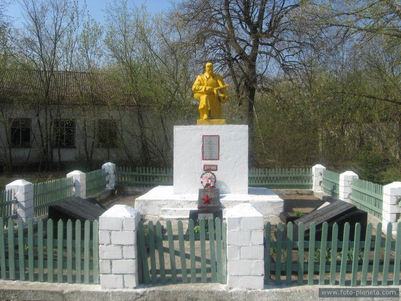 памятник у клуба Пирки