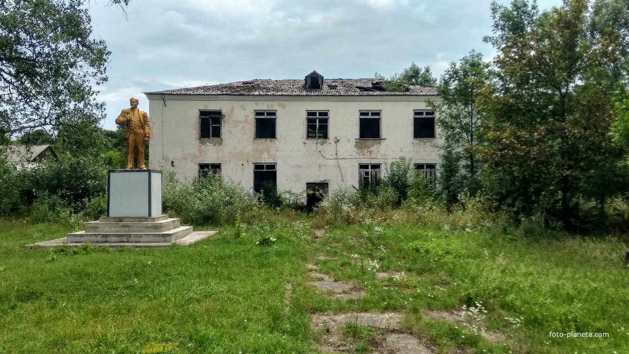 заброшенное здание дома культуры в станице Курджипская