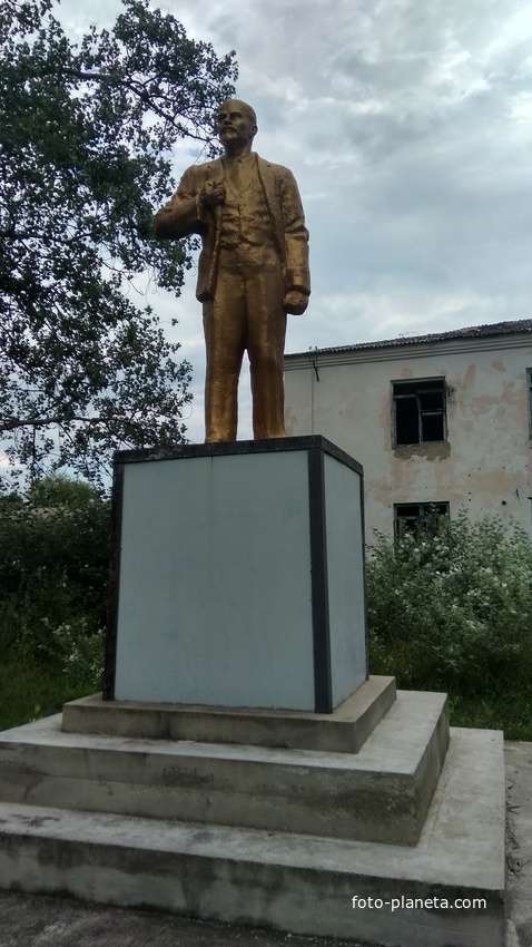 памятник Ленину В. И. в станице Курджипская