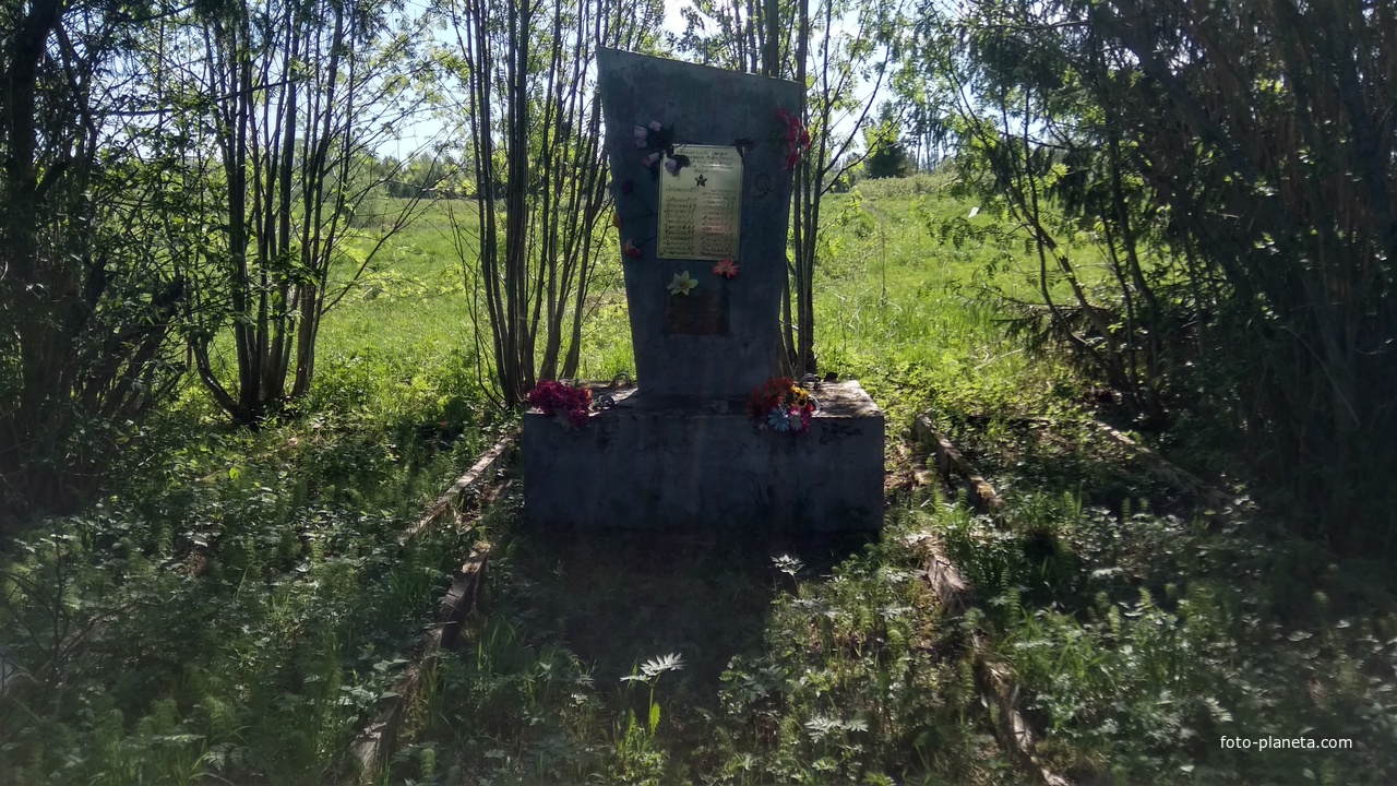 памятник павшим в ВОВ, установленный в д. Грибановская
