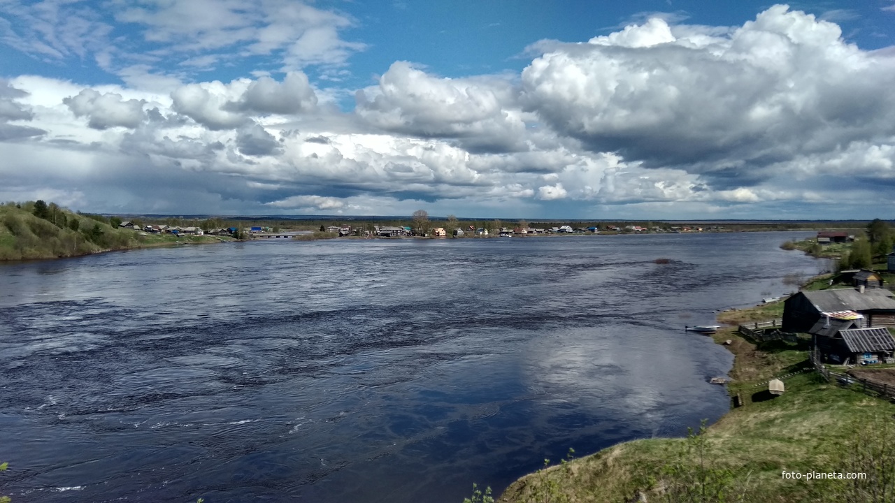 вид на д. Порог с берега реки Онега