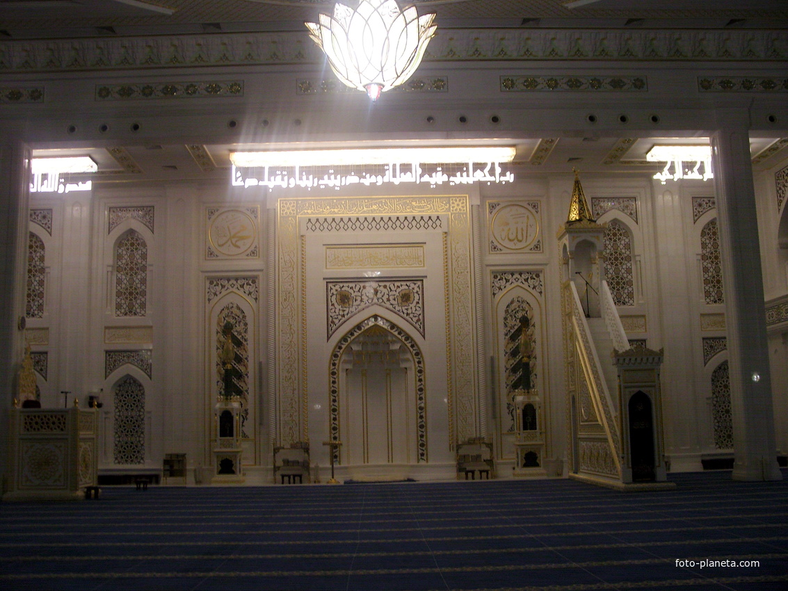 В молитвенном зале внутри мечети «Гордость мусульман» имени Пророка Мухаммада.