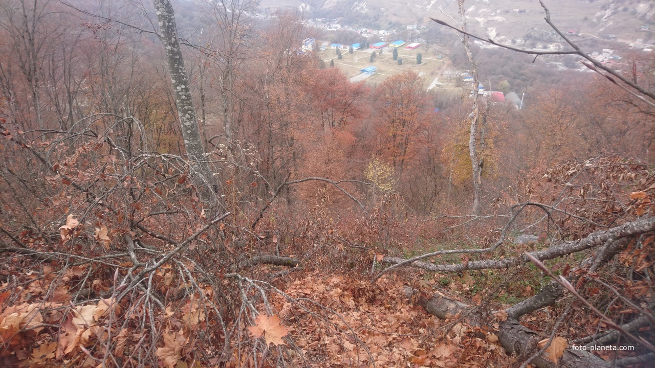 На вершине холма  за санаторием &quot;Кавказ&quot; около 3-го посёлка (микрорайона) села Белая Речка с