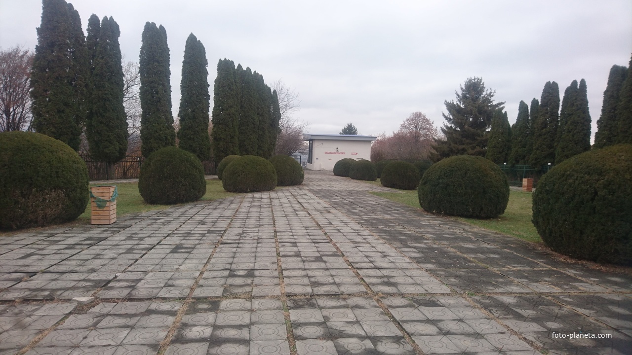 На территории ресторана Сосруко на горе Малая Кизиловка. Впереди - станция канатной дороги