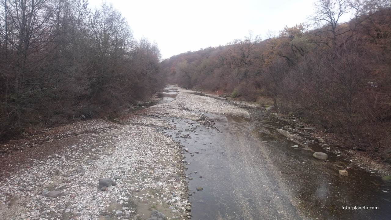 Река Нальчик с подвесного моста между Атажукинским садом и Профсоюзной улицей у санатория &quot;Долинск&quot;