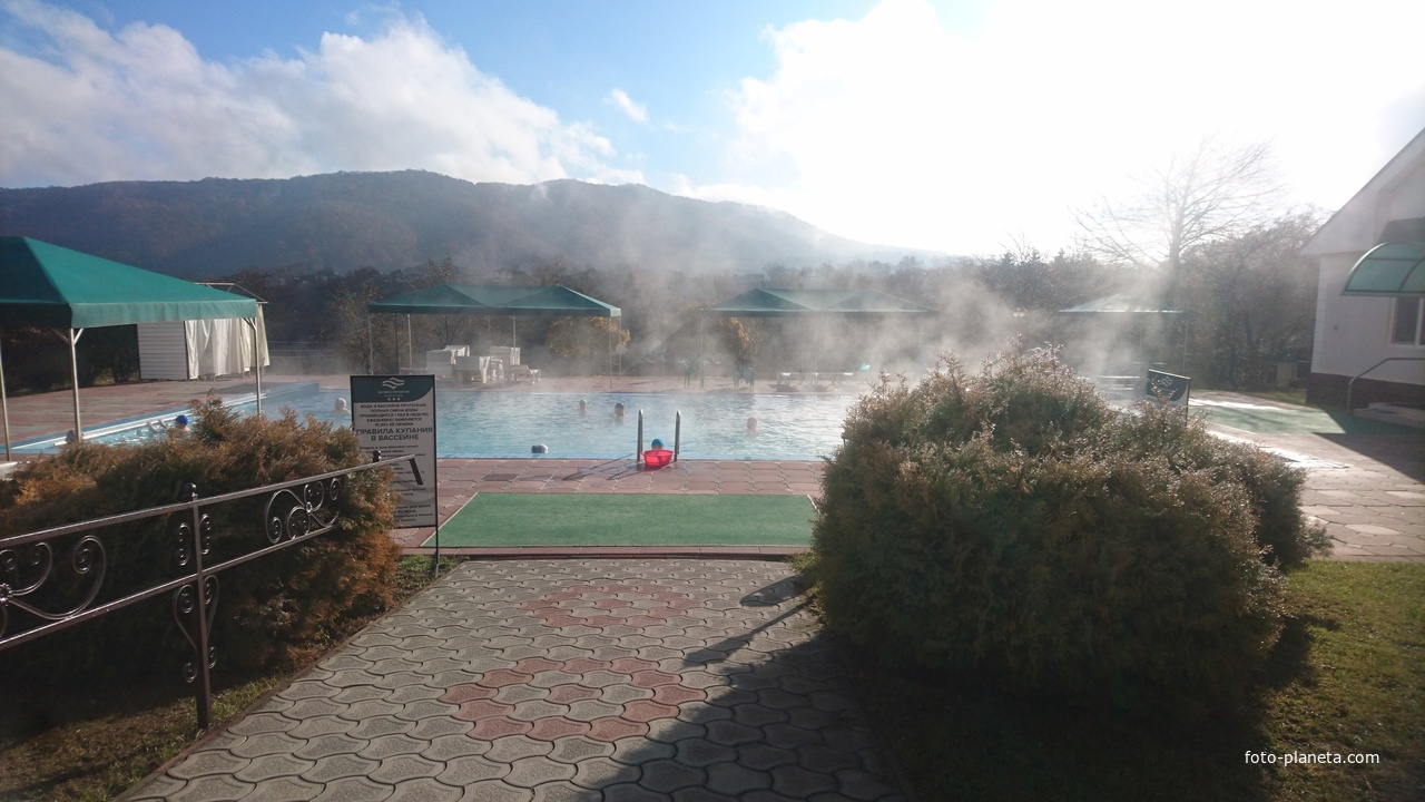 На территории санатория &quot;Долина нарзанов&quot;. Открытый бассейн с азотно-термальной водой горячего минерального источника с температурой 36°С .