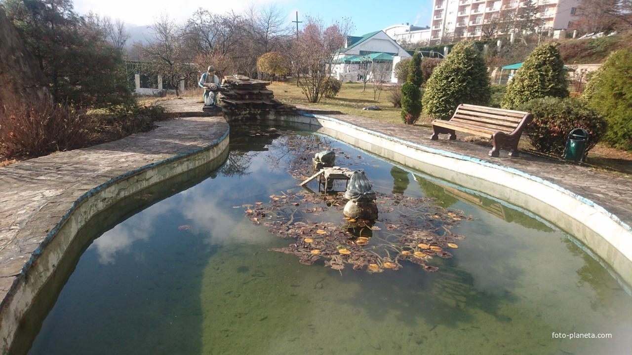 На территории санатория &quot;Долина нарзанов&quot; в городском районе Долинск. Искусственный прудик со скульптурами лягушек и горянки с кувшином